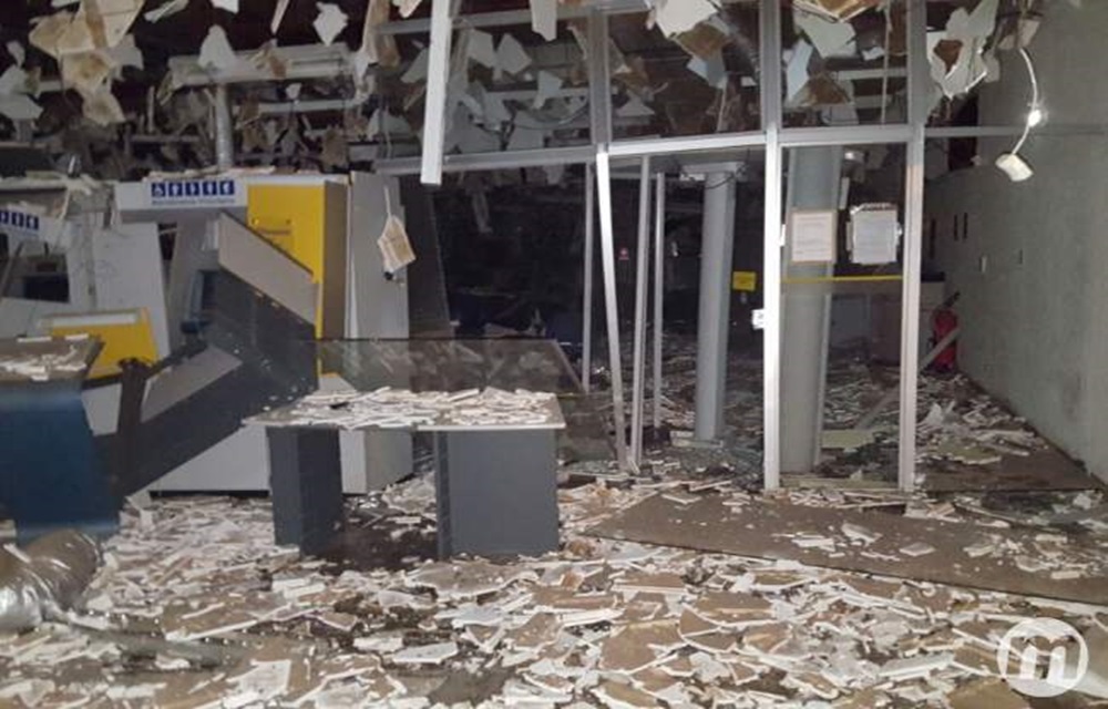 Ir para  <p>Criminosos armados com fuzis atacaram a ag&ecirc;ncia do Bradesco de Bom Retiro do Sul, no Vale do Taquari, na madrugada deste s&aacute;bado. Usando dinamite, explodiram os &uacute;nicos dois caixas eletr&ocirc;nicos da...